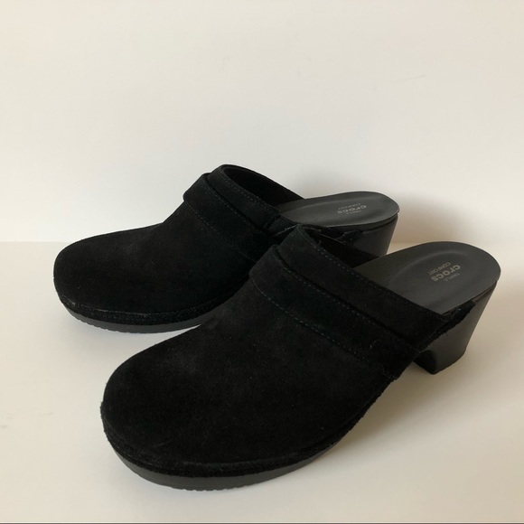 crocs sarah suede clog